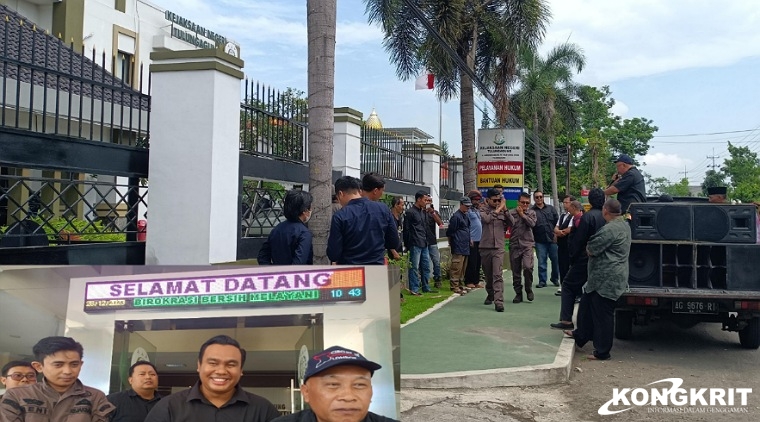 FKMB bersama LSM AM2 Kahuripan saat menyampaikan orasi di luar kantor Kejaksaan Negeri Tulungagung (Insert : Dari kiri, Kasi Pidum Beni Prihatno, Kasi Pidsus Beni Agus Setiawan, Ketua LSM AM2 Kahuripan Moh. Ababilil Mujaddidyn, Penasehat LSM AM2 Kahuripa)