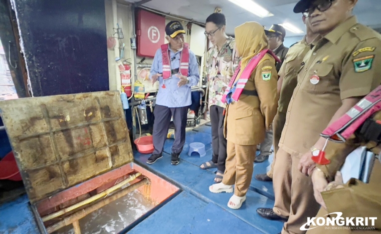 Gubernur Sumatera Barat, Mahyeldi Ansharullah, menyaksikan panen ikan kerapu sebanyak 20 ton hasil budidaya masyarakat setempat di kawasan Mandeh, Pesisir Selatan pada Senin, 15 Januari 2024.