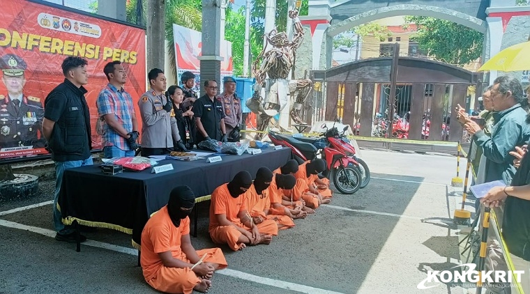 Kapolres Tulungagung AKBP Teuku Arsya Khadafi (tengah) didampingi Kasat Reskrim, Kanit PPA, Kasi Humas dan Kasi Propam saat menggelar press rilis didepan Mapolres.