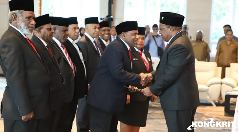 Wamendagri John Wempi Wetipo lantik anggota Majelis Rakyat Papua (MRP) Provinsi Papua, Selasa (5/12/2023).