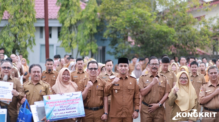Wawako Ramadhani Serahkan SK Pensiun pada 6 ASN di Lingkungan Pemko Solok