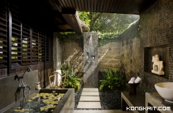 5 Desain Kamar Mandi Outdoor Minimalis Ala Bali, Tren Terbaru dan Inspiratif untuk Rumah Modern. (Foto : Dok. Istimewa)