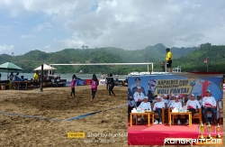 Open Turnamen Bola voli pantai di pantai Midodaren.  Insert : Dari kiri Irjen Pol Purn Muji Waluyo, Jendral Purn Timur Pradopo, Komjen Pol Putut Bayu Seno, Pj Bupati Tulungagung, Kapolres Tulungagung, Dandim 0807.