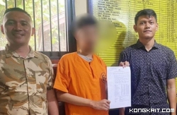 Tersangka IM (tengah) saat diamankan polisi