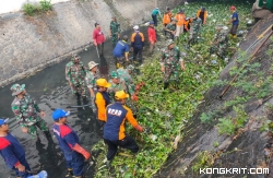 Personel Kodim 0807 bersama BPBD Tulungagung dan Instansi terkait lainnya serta para relawan membersihkan tanaman liar dan sampah di sungai
