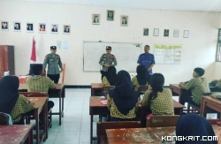 Waka Polsek Iptu Marsid bersama anggota laksanakan Binluh di SMAN 1 Pakel