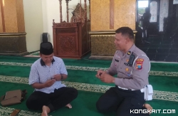 Kanit Kamsel Satlantas Polres Tulungagung saat mengunjungi salah satu tokoh agama