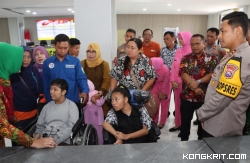 Puluhan penyandang disabilitas menjalani pengecekan dan pemeriksaan kesehatan di gedung SAR Polres Tulungagung