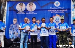 Perumda Air Minum Padang merayakan momen ulang tahun ke-49 tahun dengan merilis sebuah buku berjudul "Melayani Optimal, Berbuat Maksimal". Foto: Dok. Humas.