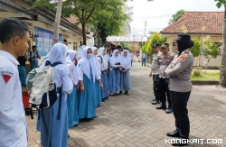 Kapolsek Pakel Iptu Retno Pujiarsih saat melaksanakan Binluh di SMAN 1 Pakel