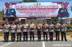 Kapolres Tulungagung bersama Waka Polres (tengah) saat foto bersama dengan pejabat Kasat Intelkam dan sejumlah Kapolsek yang baru melaksanakan Sertijab