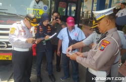 Petugas Satlantas Polres Tulungagung bersama Dishub saat melakukan pemeriksaan surat - surat kelengkapan kendaraan