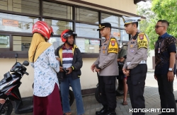 Kapolres Tulungagung didampingi Kasat Lantas dan KRI saat menyapa salah satu warga masyarakat wajib pajak di KB Samsat Tulungagung