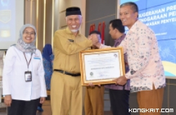 Pejabat Wali Kota Pariaman, Roberia menerima Penghargaan Opini Pengawasan Penyelenggaraan Pelayanan Publik 2023 oleh Gubernur Sumatera Barat (Senin, 8 Januari 2024).