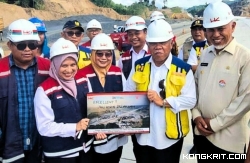 Menteri PUPR, Basuki Hadimuljono didampingi Gubernur Sumbar Mahyeldi meninjau jalan Tol seksi Padang - Sicincin, Kamis (11/1/2024)