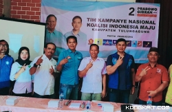 Ketua DPC Partai Gerindra Tulungagung (baju putih tengah) Ahmad Baharudin saat foto bersama dengan para pimpinan dan pengurus partai pendukung pemenangan Prabowo - Gibran.