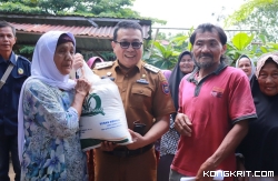 Pj Wali Kota Payakumbuh saat menyerahkan Bantuan Pangan