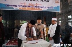 Bupati Solok, Capt. H. Epyardi Asda Menandatangani Berita Acara Peresmian Masjid An-Nur Pondok Pesantren Raudhatul Ulum Nagari Sirukam (Sabtu, 13 Januari 2024).