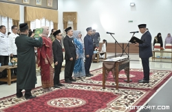 Gubernur Sumatera Barat Lantik Lima Komisioner Komisi Informasi.