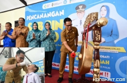 Pj Bupati Tulungagung Heru Suseno saat membuka pencanangan Sub PIN Polio  (Insert : Pj Bupati saat memberikan imunisasi pada salah satu anak)