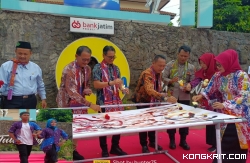 Pj Bupati (tengah) didampingi Sekdakab, Kadindik, perwakilan Polres Tulungagung dan KS SMPN 1 Kedungwaru
