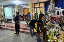 Personel Polres Tulungagung saat melakukan sterilisasi di salah satu gereja