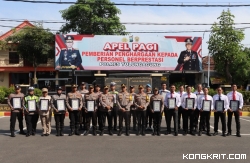 Kapolres Tulungagung, AKBP Teuku Arsya Khadafi berfoto bersama dengan penerima penghargaan