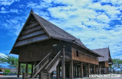 Rumah Adat Sulawesi Barat, Keindahan Arsitektur dan Filosofi yang Tersembunyi. (Foto : Dok. Istimewa)