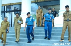 Ketua DPRD Sumbar Supardi, SH didampingi Sekwan Raflis dan Kabag Perundang-undangan, Zardi Syahrir saat menyambut kedatangan Komandan Lantamal II Padang, Laksamana Pertama TNI Benny Febri, Selasa, (02/01/2024). Foto: Humas.