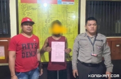 Tersangka M (tengah) saat diamankan polisi di ruang tahanan Mapolres Tulungagung