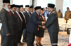 Wamendagri John Wempi Wetipo lantik anggota Majelis Rakyat Papua (MRP) Provinsi Papua, Selasa (5/12/2023).