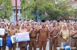 Wawako Ramadhani Serahkan SK Pensiun pada 6 ASN di Lingkungan Pemko Solok