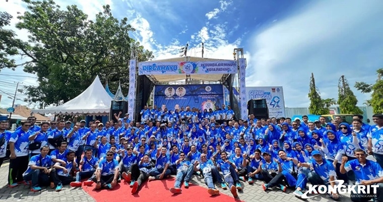 foto bersama seluruh karyawan Perumda AM Padang 