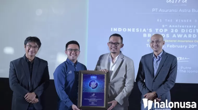 Director of Brand, Research, and Strategy The Iconomics, Alex Mulya; VP Digital Asuransi Astra, Susanto Benny; Founder &amp; CEO The Iconomics, Bram S. Putro; dan Managing Director The Iconomics, Arif Hatta saat penyerahan penghargaan Indonesia Top 20 Digital