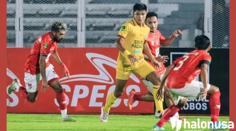 Pemain Semen Padang FC dikepung pemain Malut United di Semifinal Liga 2. (Foto: SemenPadangFC)