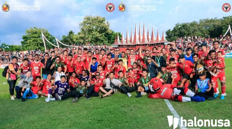 Tim Semen Padang FC berfoto bersama usai pastikan tiket ke Liga 1 musim mendatang. (Foto: Semen Padang FC)