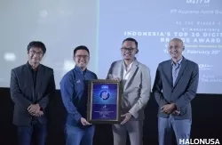 Director of Brand, Research, and Strategy The Iconomics, Alex Mulya; VP Digital Asuransi Astra, Susanto Benny; Founder & CEO The Iconomics, Bram S. Putro; dan Managing Director The Iconomics, Arif Hatta saat penyerahan penghargaan Indonesia Top 20 Digital