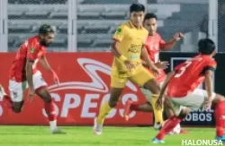 Pemain Semen Padang FC dikepung pemain Malut United di Semifinal Liga 2. (Foto: SemenPadangFC)