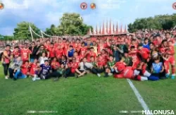 Tim Semen Padang FC berfoto bersama usai pastikan tiket ke Liga 1 musim mendatang. (Foto: Semen Padang FC)
