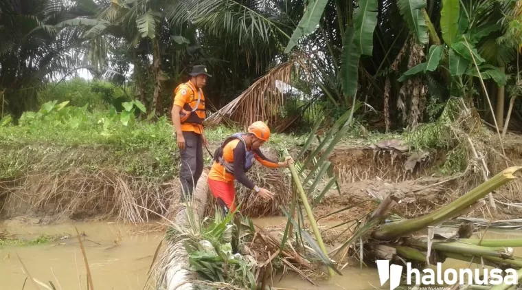 Tim Basarnas Padang melakukan pencarian korban banjir di Pesisir Selatan (Foto: Basarnas Padang)