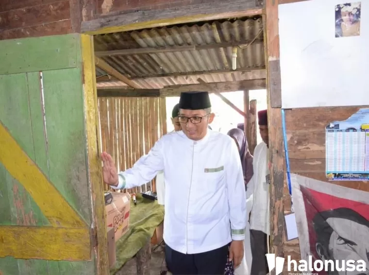 Wali Kota Padang mendatangi rumah Turisno di daerah Piyai Tengah, Kecamatan Pauh, Kota Padang (Foto: Diskominfo)
