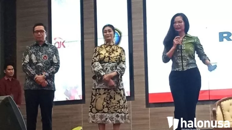 Direktur Retail &amp; IT BRIDS Fifi Virgantria (kanan), didampingi oleh Direktur Bisnis Konsumer BRI Handayani (kedua dari kiri) dan Direktur Pengembangan BEI Bapak Jeffrey Hendrik (kiri), memberikan pemaparan di acara Seminar Pasar Modal. (Foto: BRI)