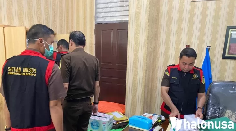 Tim Kejati Sumbar melakukan penggeledahan di Kantor Disdik Sumbar (Foto: Istimewa)