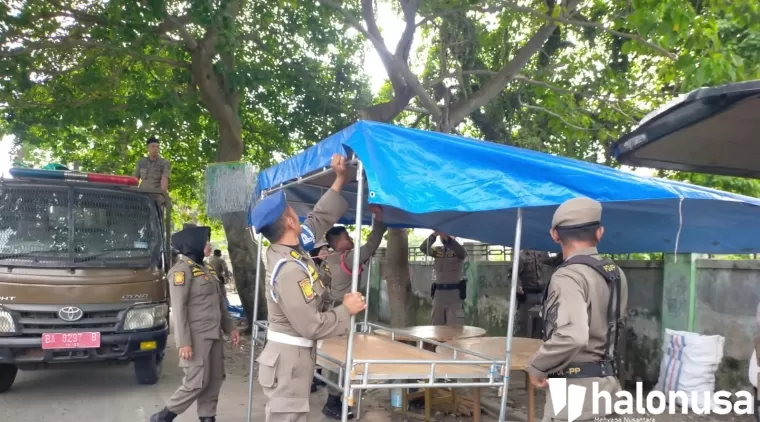 Personel Satpol PP Padang menertibkan lapak pedagang di kawasan Tunggul Hitam (Foto: Satpol PP Padang)