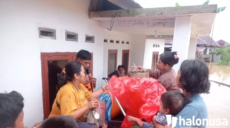 Tim BPBD Kota Padang melakukan evakuasi warga yang rumahnya terendam banjir (Foto: BPBD Kota Padang)