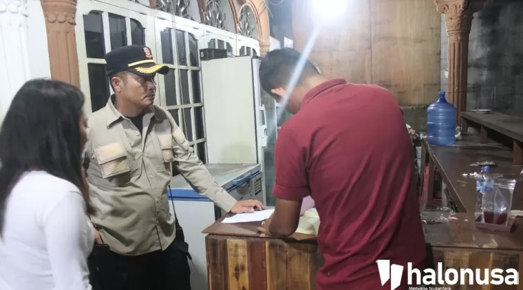 Kasat Pol PP Padang menghampiri penghuni Kos-kosan