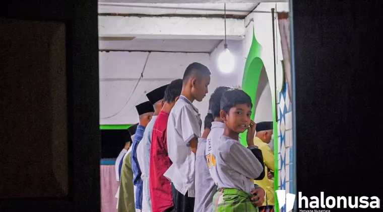 Jamaah Naqsabandiyah melaksanakan ibadah sholat taraweh