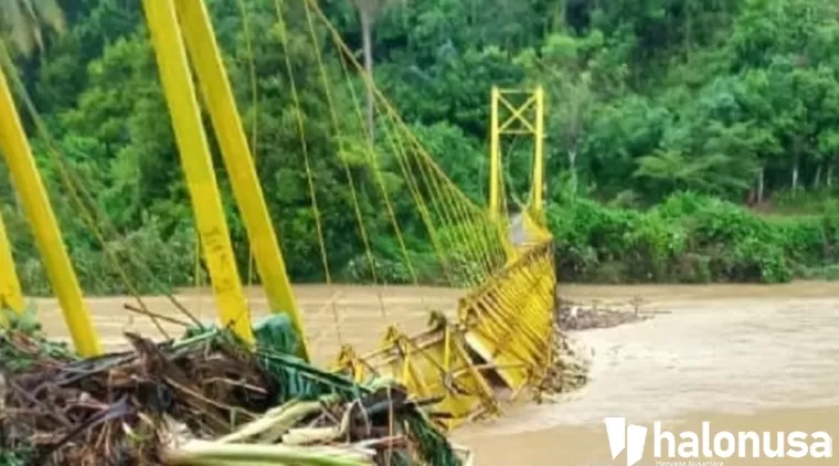 Jembatan di Pesisir Selatan Putus