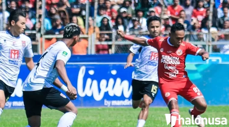 Pemain Semen Padang FC menggocek bola