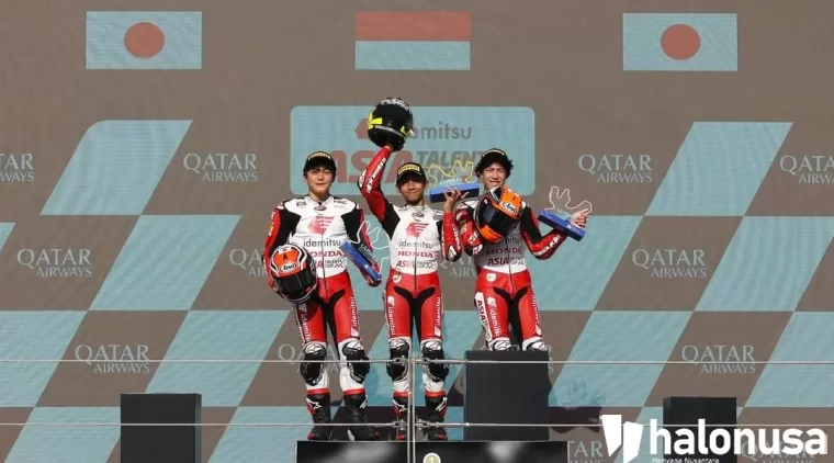 Pebalap Astra Honda Kiandra Ramadhipa (Tengah) berhasil meraih podium pertama pada race kedua di ajang Idemitsu Asia Talent Cup (IATC) 2024 seri pertama yang berlangsung Lusail International Circuit, Qatar (10/3)